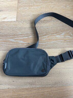 Lululemon Everyday Belt Bag Large 2L Gray
